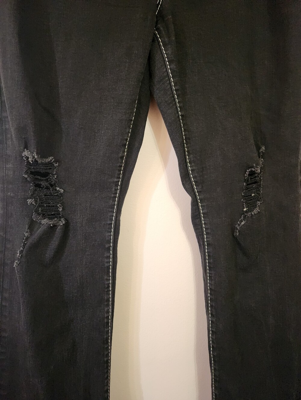 True Religion Becca Mid Rise Bootcut Big T Black Distressed Contrast Stitch Jean - Picture 2 of 14